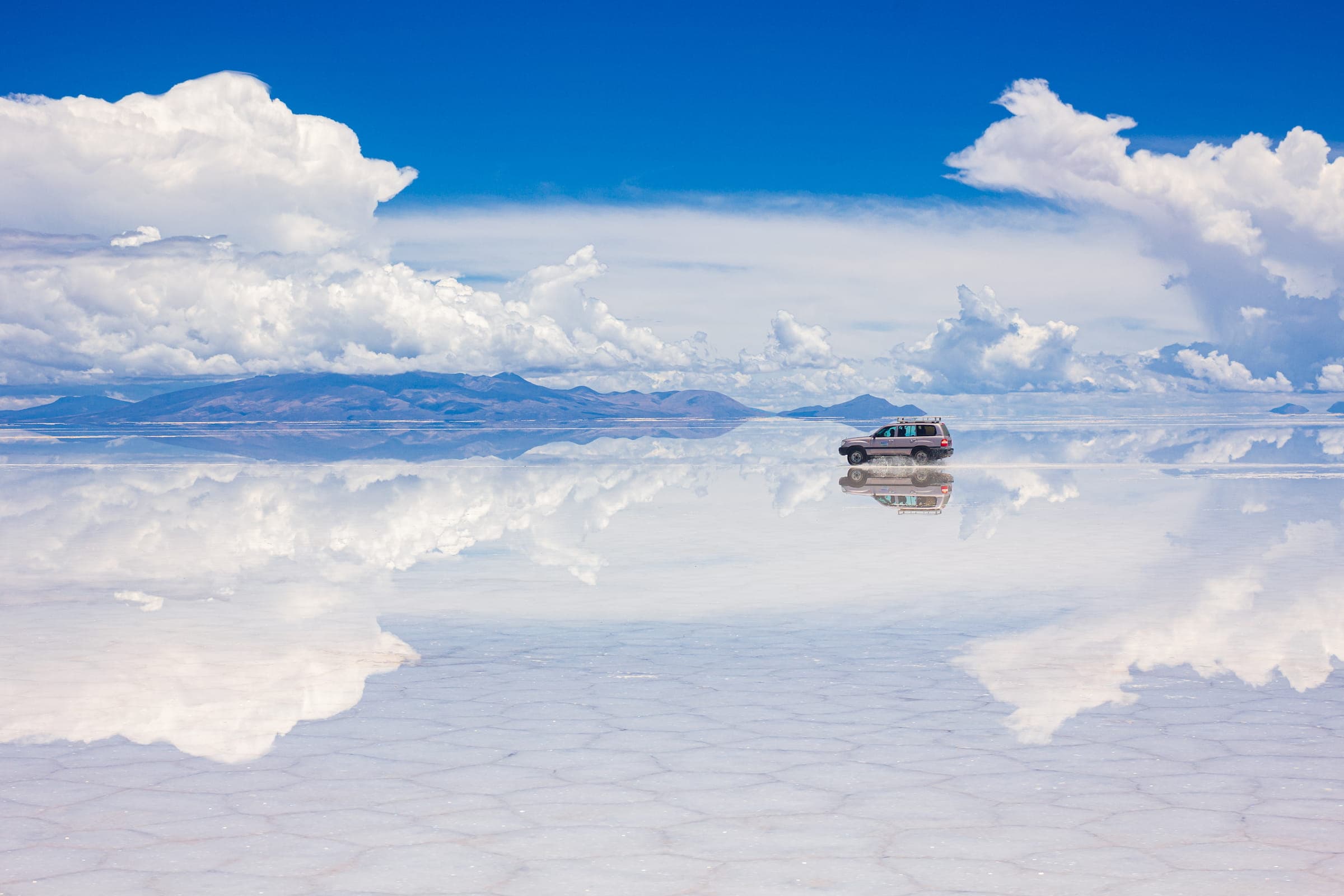 4x4 en ell Salar de Uyuni con agua, Bolivia