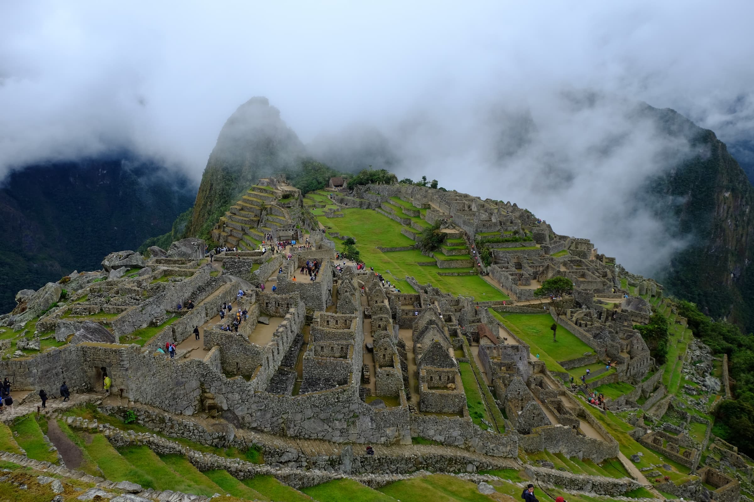 Machu Picchu con niebla — ciudadela inca Patrimonio UNESCO, Perú